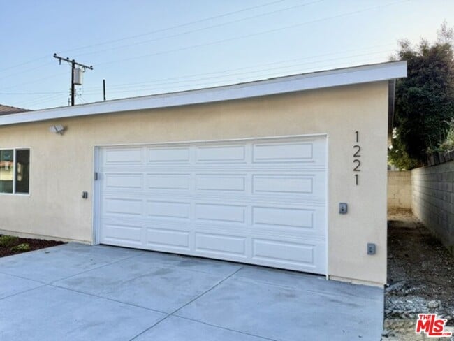 Building Photo - 1221 N Azusa Ave