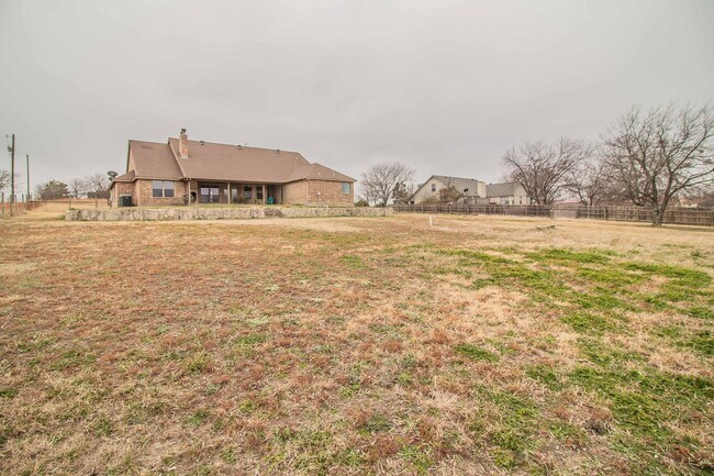 Building Photo - Beautiful Traditional Home on Over an Acre in Weatherford!