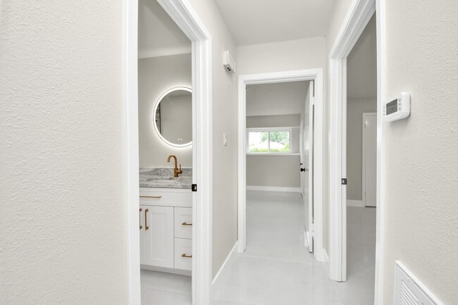 Building Photo - 7403 Shady Arbor Ln