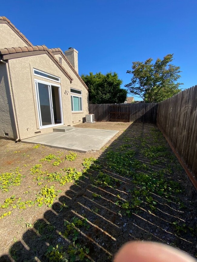 Building Photo - 2 Primary Bedrooms - Close to Travis Air Base - with No Rear Neighbors!