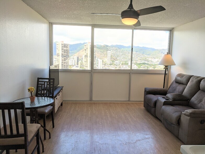 Building Photo - 2211 Ala Wai Blvd
