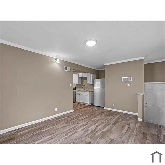 Building Photo - "Charming Updated  3 Bed, 1 Bath Home in B...