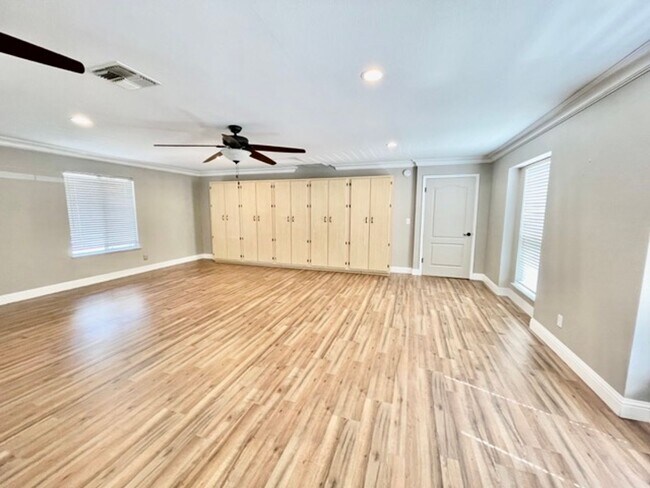 Building Photo - $3,500 Private pool, Solar Panels, 5 Bed, ...