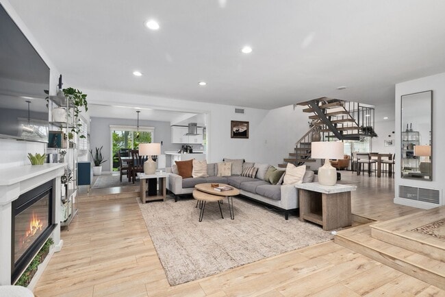 Building Photo - Stunning completely renovated home in Tustin