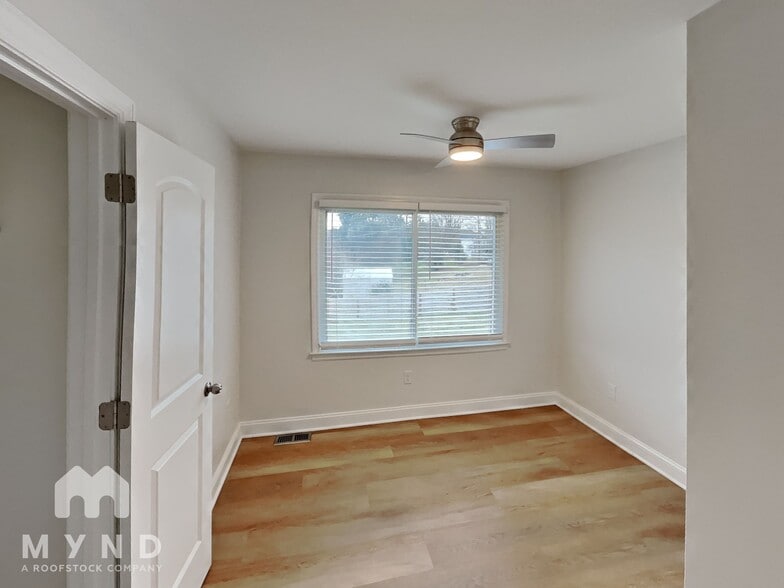 Building Photo - 4110 Broadview Dr