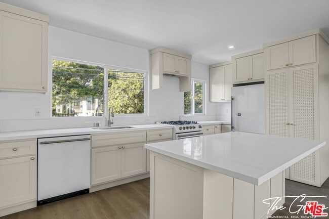 Building Photo - 599 Sunset Ct