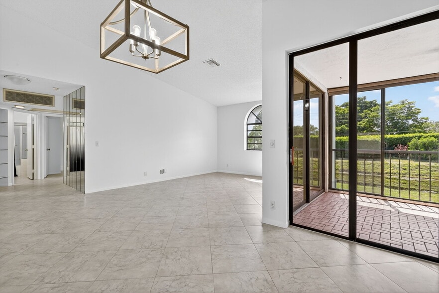 Building Photo - 5475 Verona Dr