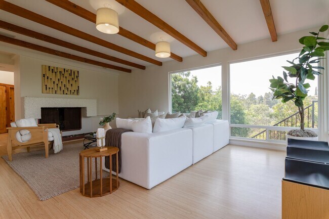 Building Photo - Beautiful Hollywood Hills Home For Lease!