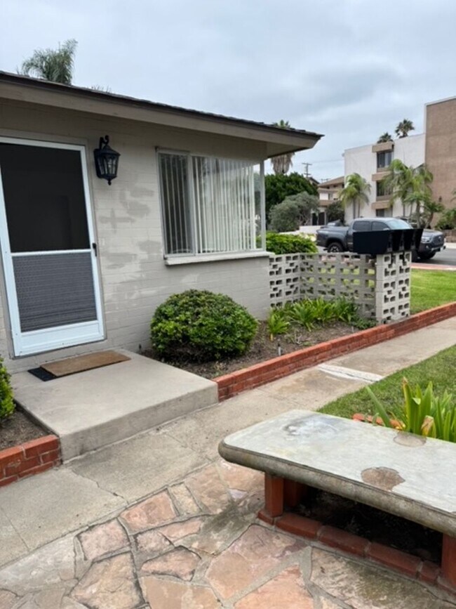 Building Photo - Oliver Ave | Relaxed Coastal Apartments in Pacific Beach – Easy Living Just Blocks from the Ocean!