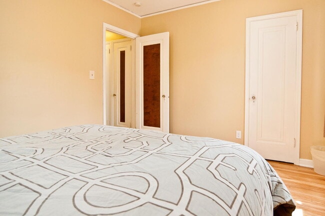 Building Photo - Spacious 3-Bedroom Duplex with Garage and 2 bathrooms in Minneapolis!