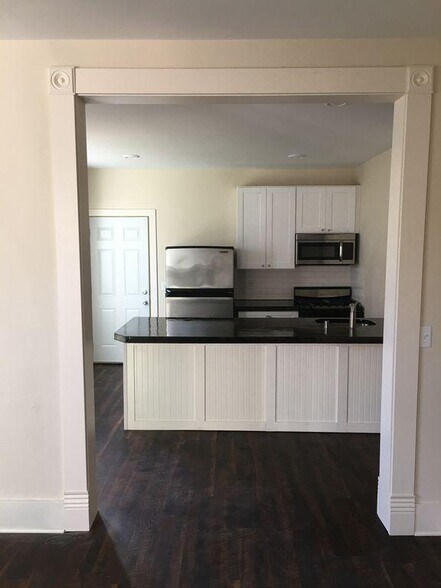 Kitchen with large peninsula - 317 Laurel Street West