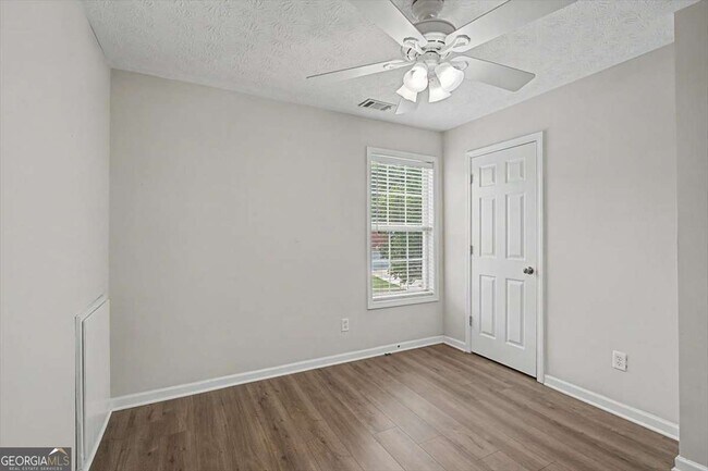 Building Photo - 665 Peachtree Trails Dr