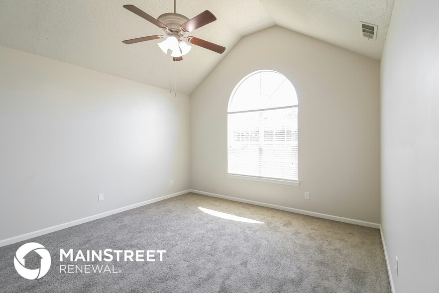 Building Photo - 5847 Colonnade Dr