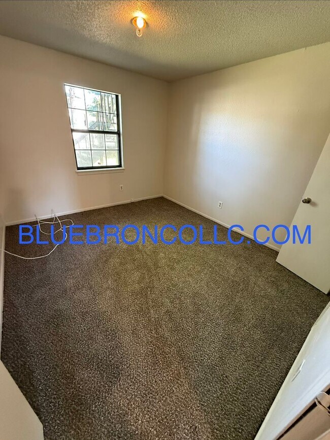 Building Photo - Updated 2-Bedroom Apartment in Raytown