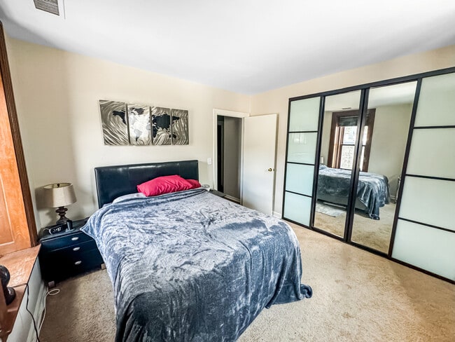 Building Photo - 559 W Surf St