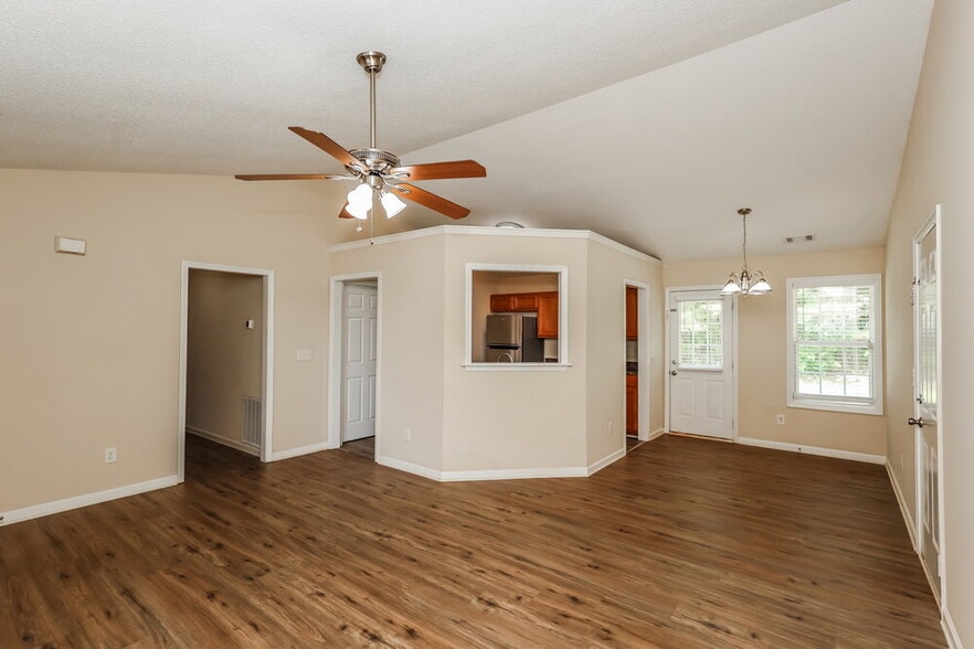 Building Photo - 43 Thorn Thicket Way