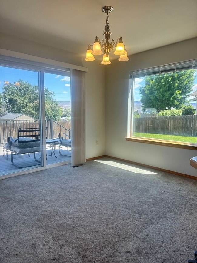 Building Photo - Beautiful 3 bedroom 2 bathroom