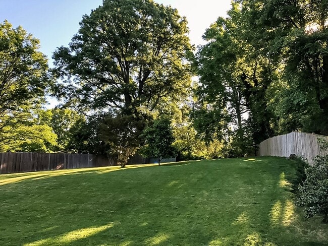 Building Photo - Gorgeous 4 Bed 2 Bath Single Family Home W...