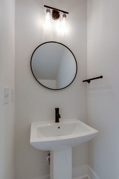 Building Photo - 214 Eisenhower Dr