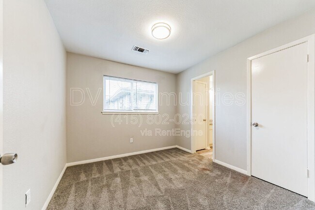 Building Photo - 700 Meadowglen Dr