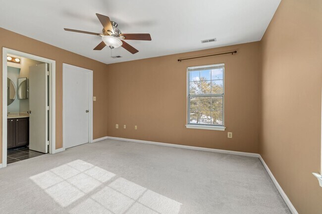 Building Photo - Beautifully maintained END UNIT townhouse in Robin meadows ready for you now!