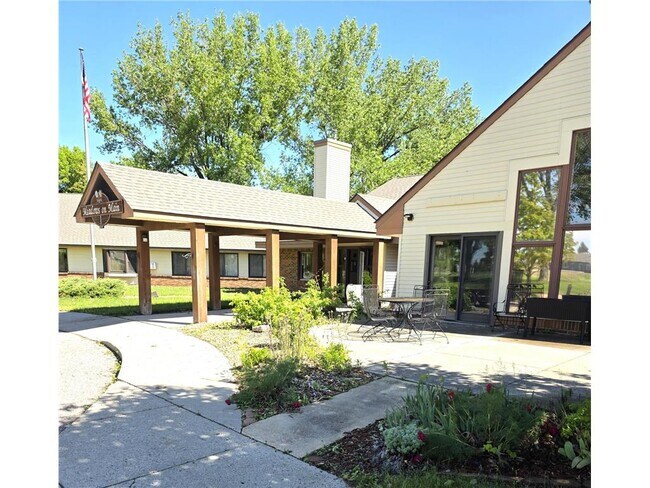 Building Photo - 611 Main St S