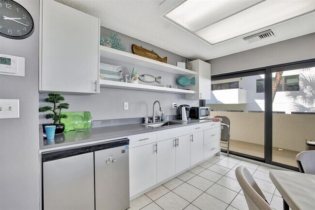 Building Photo - 330 SE 20th Ave