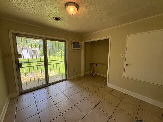 Building Photo - 3 Bed/1.5 Bath in Westland Plaza