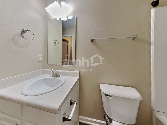 Building Photo - 10935 Parker Dr