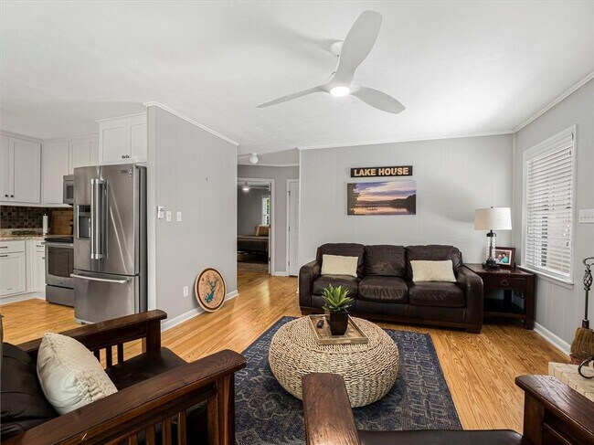 Building Photo - 6265 Lakeview Dr