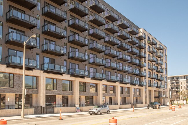 Building Photo - 1237 N Van Buren St