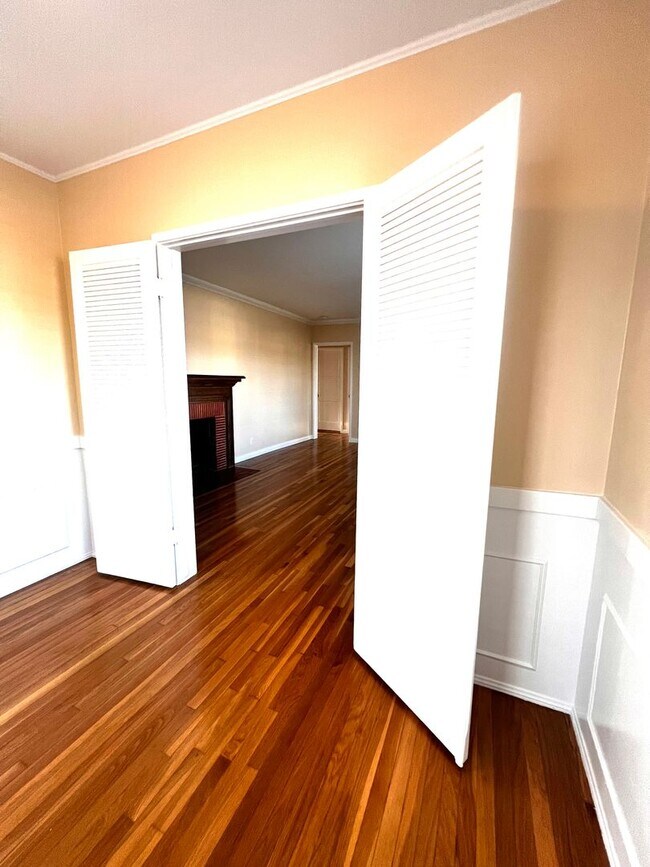 Building Photo - Single Family. 3-bed Home - Desireable Neighborhood!