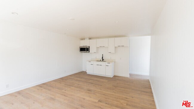 Building Photo - 153 W 51st St