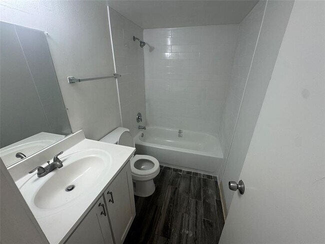 Building Photo - 5168 NE 6th Ave