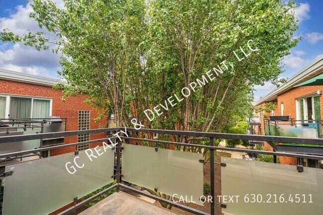 Building Photo - 6429 N Damen Ave