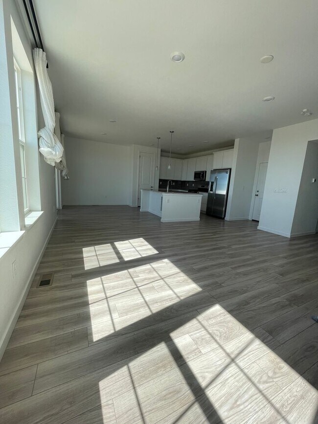 Building Photo - 3 Bedroom 2 Bath Home Available 4/1