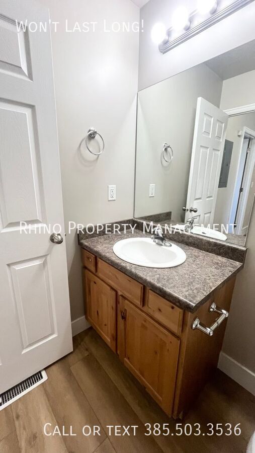 Building Photo - 2343 Adelaide Dr