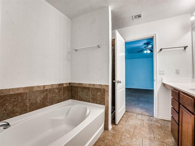 Building Photo - Home in gated community