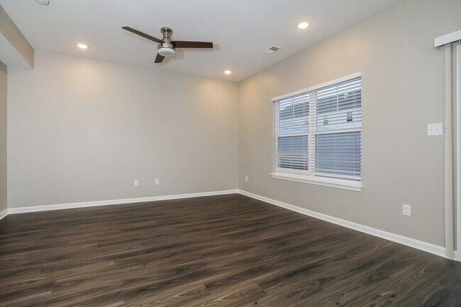 Building Photo - 2057 N Sarah Dr