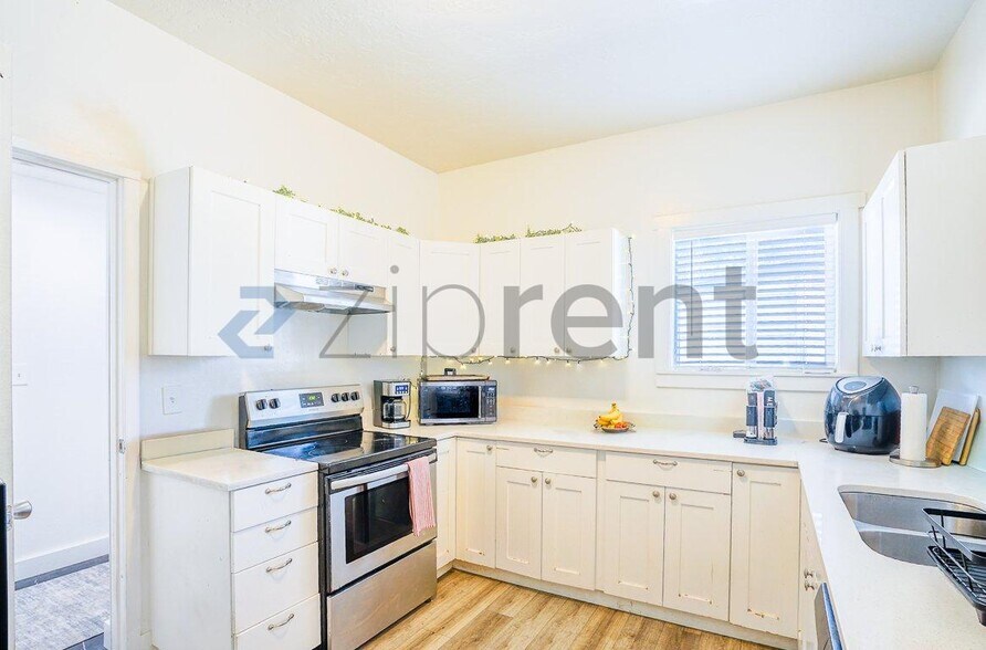 Building Photo - Unit A