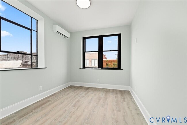 Building Photo - 207 E Broadway