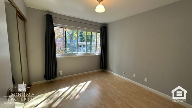 Building Photo - Updated Downtown Sonoma Condo!