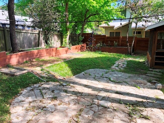 Building Photo - 2202 East Side Dr