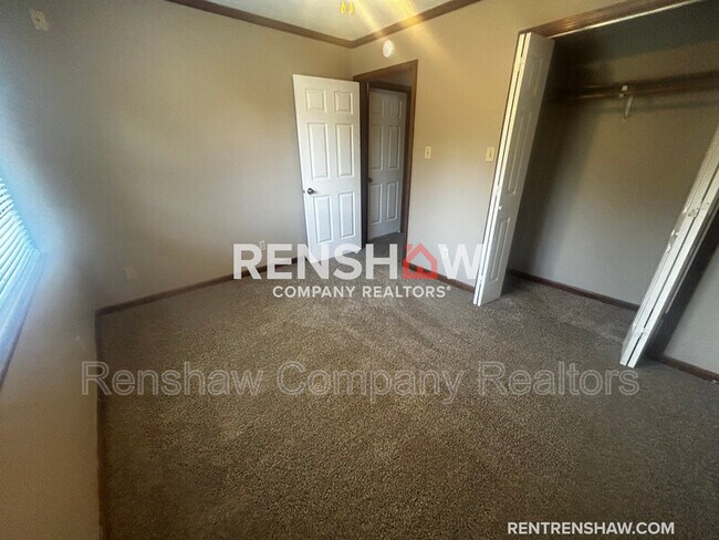 Building Photo - 10 Dawn Pl