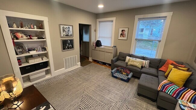 Building Photo - 48 Bartley St