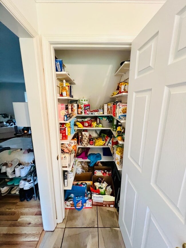 Building Photo - Charming 4-Bedroom Home with Ample Space and Modern Amenities