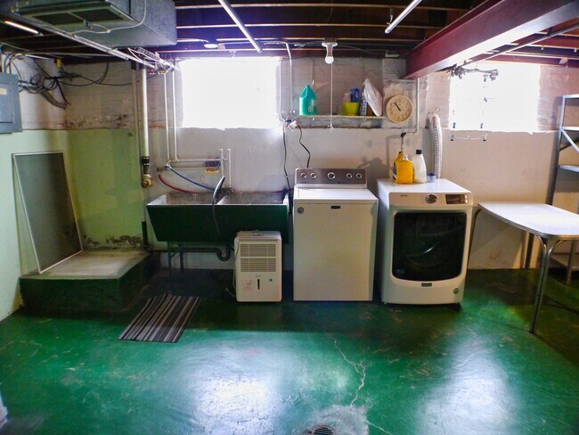 Building Photo - 9337 S Richmond Ave