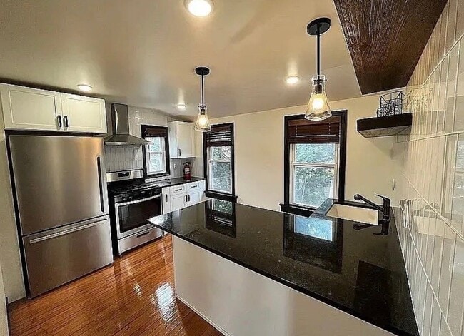 Building Photo - 10 Fairview Pl