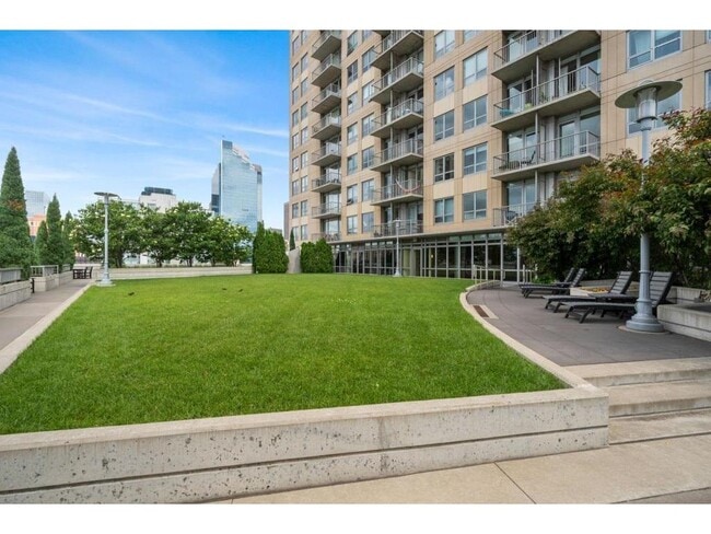 Building Photo - 929 Portland Ave S