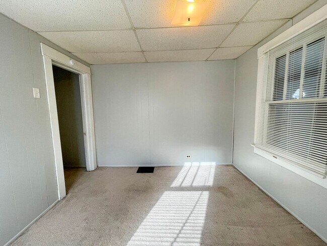Building Photo - Washer and Dryer Hook Ups
